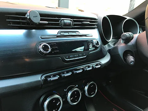 Alfa Romeo Giulietta - 2011 / Pioneer AVH-Z5000DAB