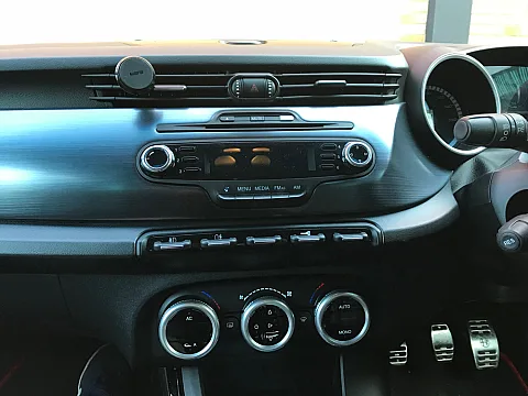 Alfa Romeo Giulietta - 2011 / Pioneer AVH-Z5000DAB