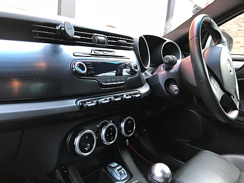 Alfa Romeo Giulietta - 2011 / Pioneer AVH-Z5000DAB