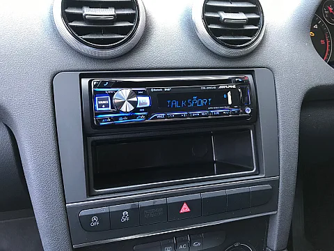 Audi A3 - 2012 / Alpine CDE-205DAB / CT27UV70
