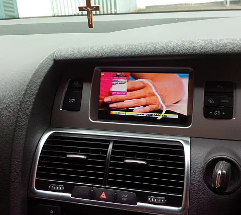 Audi Q7 - TV on front Screen
