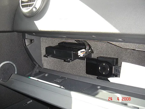AUDI TT - KENWOOD NAVIGATION & IPOD IN GLOVEBOX