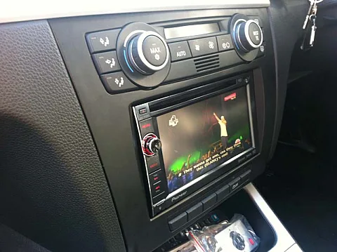 BMW 1 Series - Pioneer AVIC-F930BT Navigation Unit