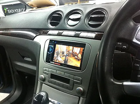 Pioneer AVH-2400BT DVD player install in Ford Focus C-Max 2009
