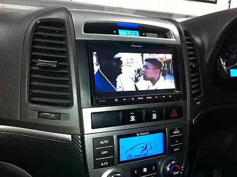 Pioneer AVIC-F40BT Navigation installed in Hyundai Santa Fe 2011