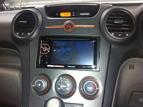 Kia Carens 2007 - Pioneer AVH-2400BT Media Stereo