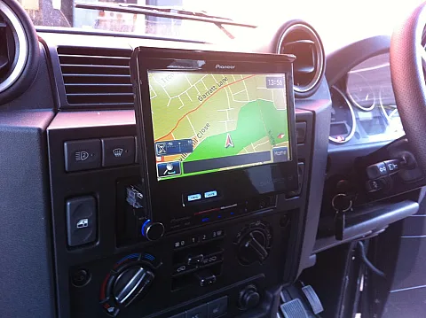 Land Rover Defender 2011 - Pioneer AVH-6300BT Screen