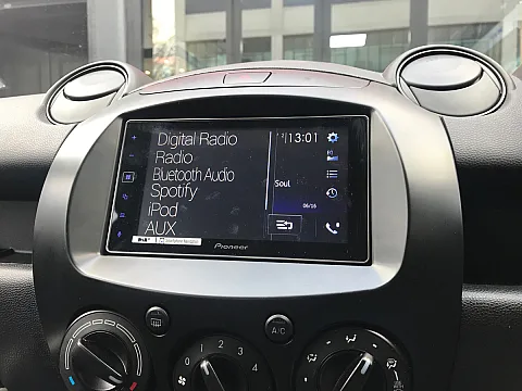 Mazda 2 - 2010 / Pioneer SPH-DA130DAB