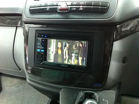 Mercedes Viano 2009 - Pioneer AVH-3300BT Screen