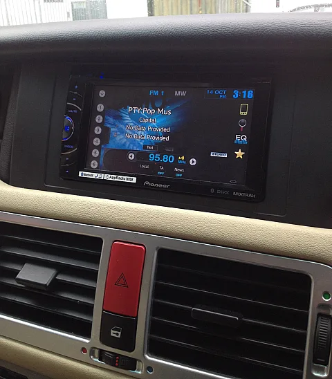 Range Rover double din conversion with Pioneer AVH-X2600BT DVD Bluetooth Stereo