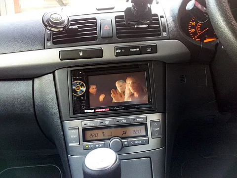Toyota Avensis 2008 - Pioneer AVH-2400BT DVD Player