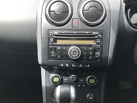 Nissan Qashqai Pioneer AVH-Z5200DAB Installed