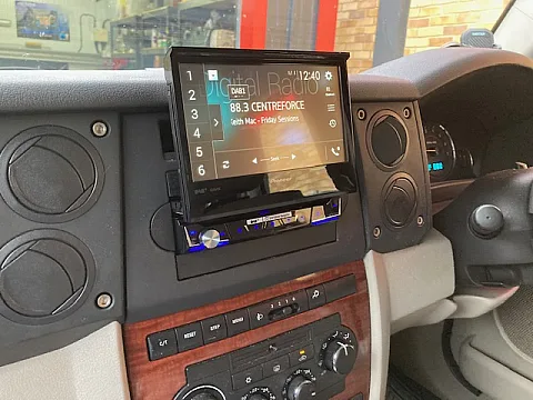 Jeep Commander 2007 model fitted with Pioneer AVH-Z7200DAB