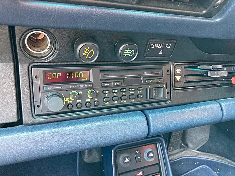 Porsche 911 1986 fitted Blaupunkt Bremen SQR 46 DAB