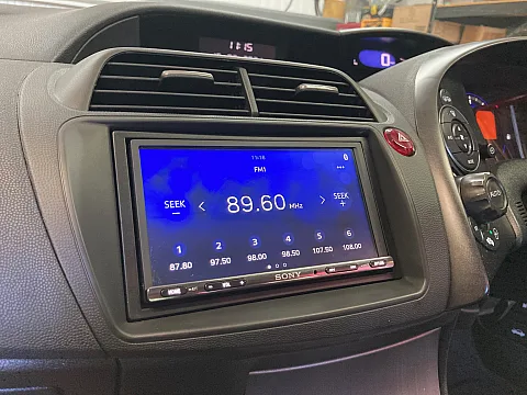 Honda Civic 2009 fitted Sony XAV-AX3005DB
