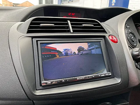 Honda Civic 2007 fitted with Sony XAV-AX3005DAB
