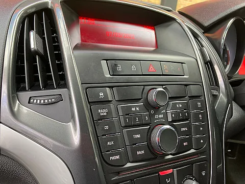 Vauxhall Astra 2012 fitted with Kenwood DMX125DAB, Reversing Cam