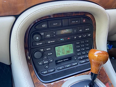Jaguar XJR Blaupunkt Upgrade