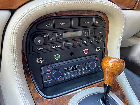 Jaguar XJR Blaupunkt Upgrade