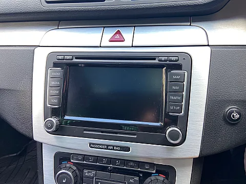 VW Passat 2009 factory radio