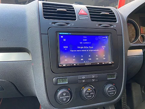 VW Golf MK5 upgraded with Sony XAV-AV3250 using CTKVW18