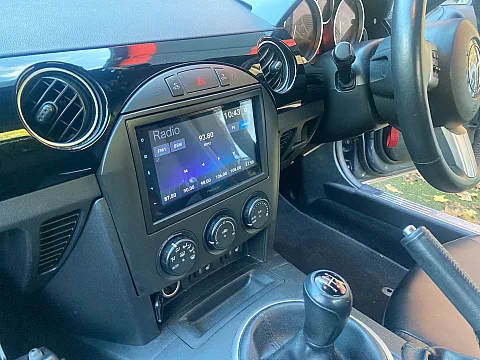 Mazda MX5 2007 fitted with Pioneer SPH-DA160DAB CarPlay stereo