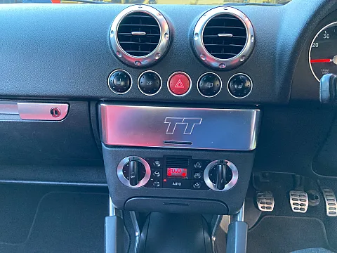 Audi TT 2003 upgraded with Pioneer SPH-10BT Bluetooth stereo