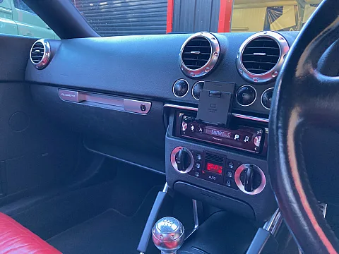 Audi TT 2003 upgraded with Pioneer SPH-10BT Bluetooth stereo