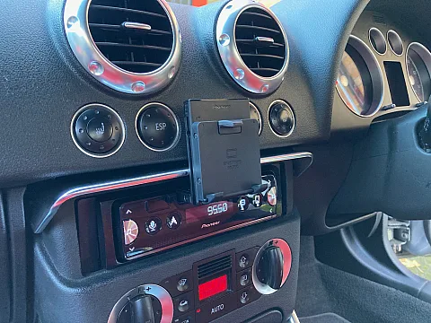 Audi TT 2003 upgraded with Pioneer SPH-10BT Bluetooth stereo