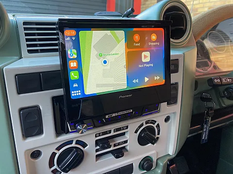 Land Rover Defender 2009 Pioneer AVH-Z7200DAB, JBL Basspro Installed