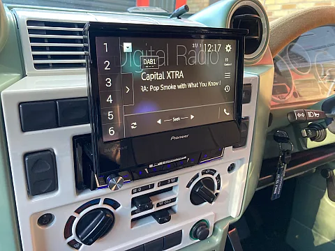 Land Rover Defender 2009 Pioneer AVH-Z7200DAB, JBL Basspro Installed
