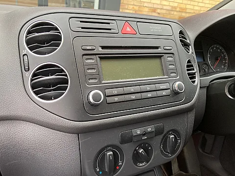 VW Golf 2006 factory radio