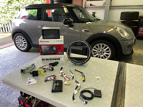 Mini Cooper D 2014 upgraded with Pioneer SPH-DA360DAB Wireless CarPlay Stereo