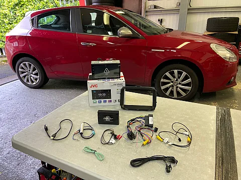 Alfa Romeo Giulietta 2015 upgraded with JVC KW-M560BT Multimedia