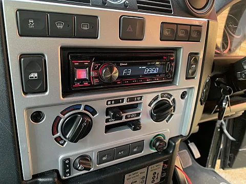 Land Rover Defender 2015 Old Stereo