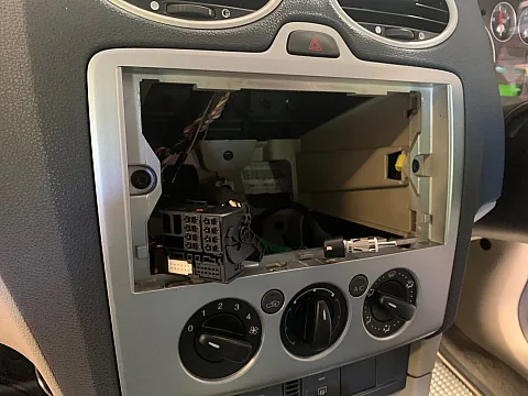 Ford Focus 2005 upgraded with Kenwood KDC-BT560DAB DAB Stereo
