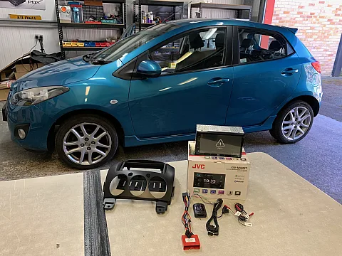 Mazda 2 2010 upgraded with JVC KW-M560BT CarPlay stereo