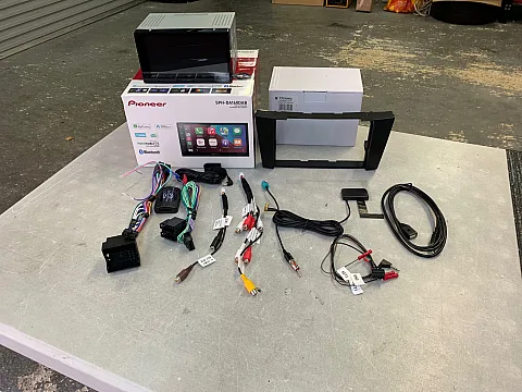 Mercedes E280 2008 upgraded with Pioneer SPH-DA160DAB CarPlay stereo