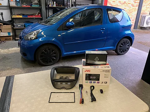 Toyota Aygo 2009 upgraded with JVC KW-M560BT CarPlay stereo