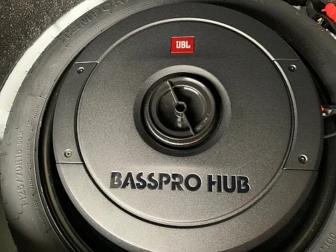 Ford Focus 2017 model upgraded with the JBL BassPro Hub 11 Subwoofer