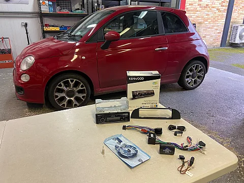 Fiat 500 2015 upgraded with Kenwood KMM-BT508DAB Stereo