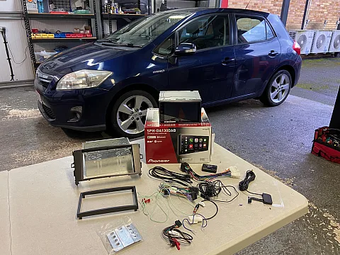 Toyota Auris 2011 upgraded with Pioneer SPH-DA130DAB CarPlay stereo