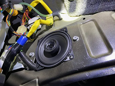 Suzuki Jimny upgraded with Focal ACX100 speakers