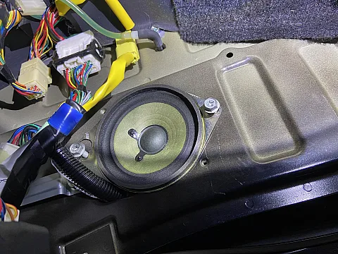 Suzuki Jimny upgraded with Focal ACX100 speakers