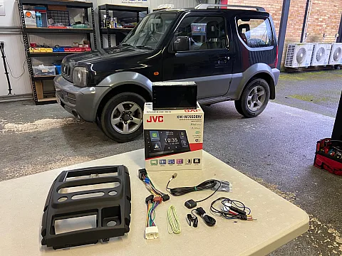 Suzuki Jimny upgraded with JVC KW-M785DBW CarPlay Stereo & Focal Speakers