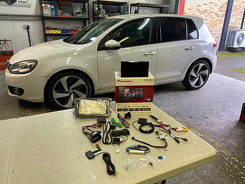 VW Golf MK6 Upgraded with Pioneer SPH-DA77DAB CarPlay Stereo & Reverse Camera