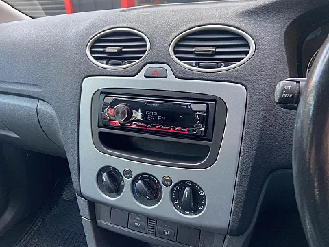 Ford Focus 2007 upgraded with the Pioneer MVH-S420BT Bluetooth stereo