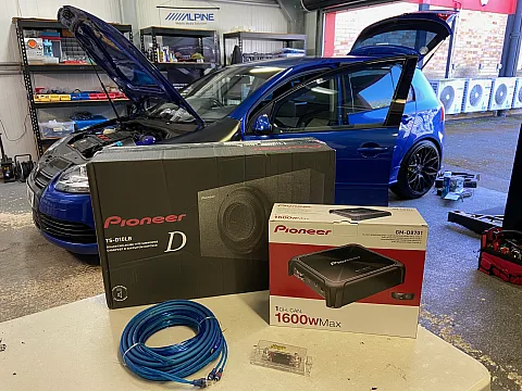 VW Golf MK5 Upgraded with a TS-D10LB subwoofer, GM-D8701 amplifier