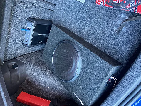 VW Golf MK5 Upgraded with a TS-D10LB subwoofer, GM-D8701 amplifier