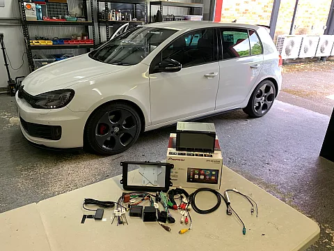 VW Golf 2012 upgraded with a Pioneer SPH-DA160DAB Car Play stereo
